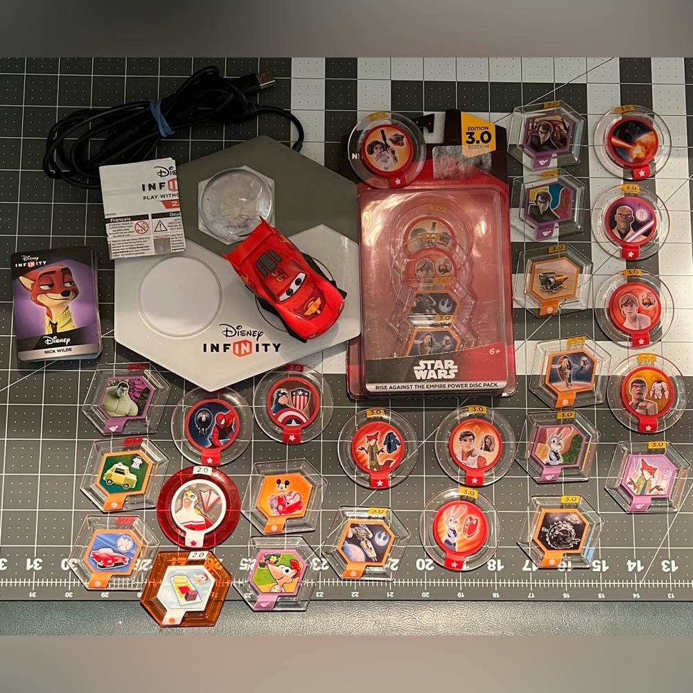 Disney Infinity Lot of 20+ pieces Power Discs